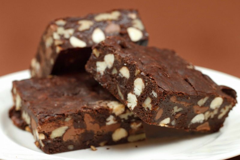 Brownies-almond tokomesin